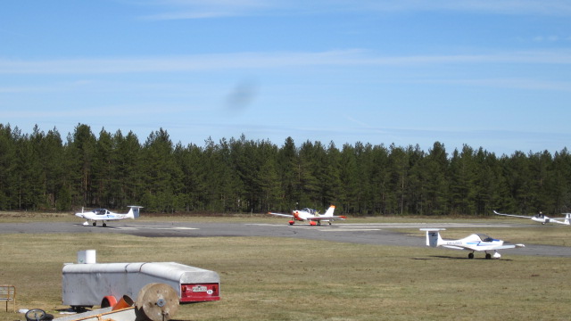 Jämin lentokentällä olikin paljon enemmän toimintaa kuin Tampere-Pirkkalan kentällä normaalisti.<br />Pienelle koneelle riitti 100 m kiitorataa ilmaan pääsemiseen.