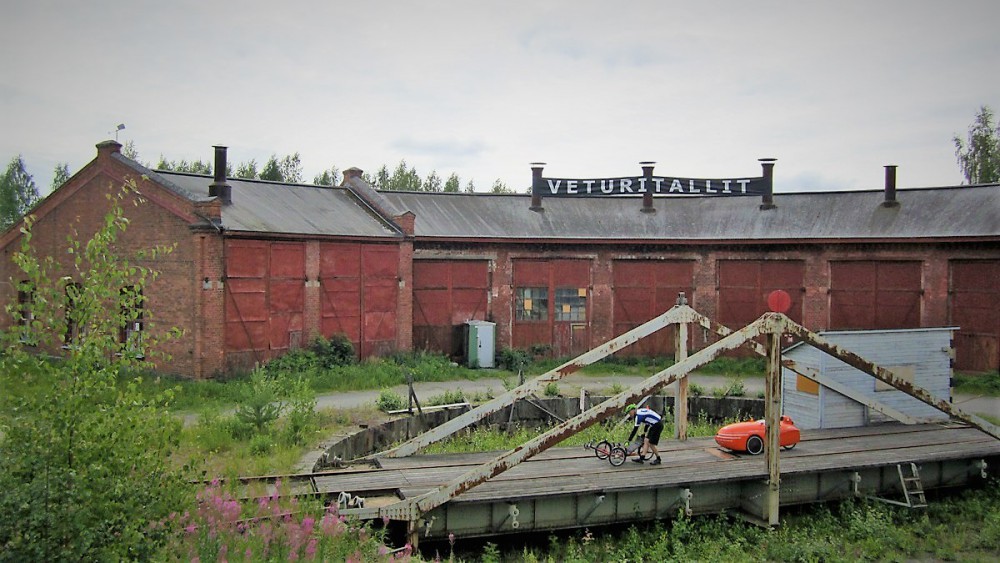 Veturitalli. Tuollainen kääntöpöytä olisi kätevä kinnerin kääntämiseksi.