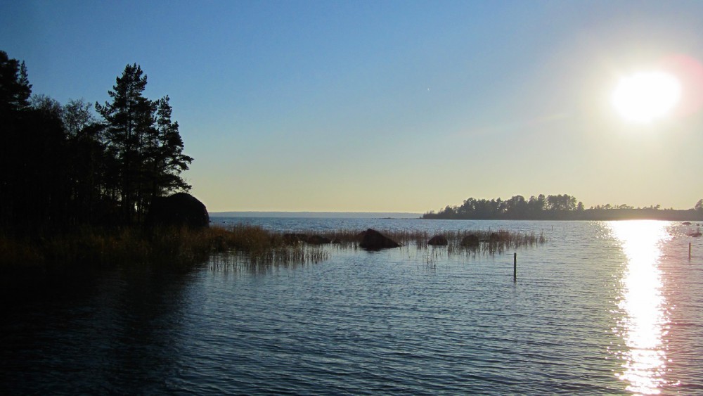 Saaressa on Svartholman linnake ja se on rakennettu Ruotsin laivaston tukikohdaksi 1760. Lähemmäs en päässyt, kun ei ollut venettä.