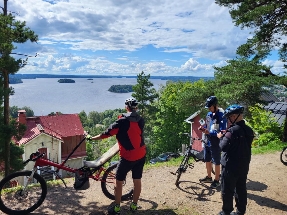 Pispalassa puistossa, josta näköala Pyhäjärvelle