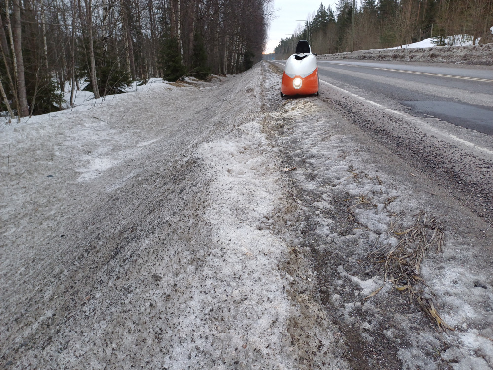 Tuonne ojan pohjalle päädyin (hangessa vaaleampi kohta)