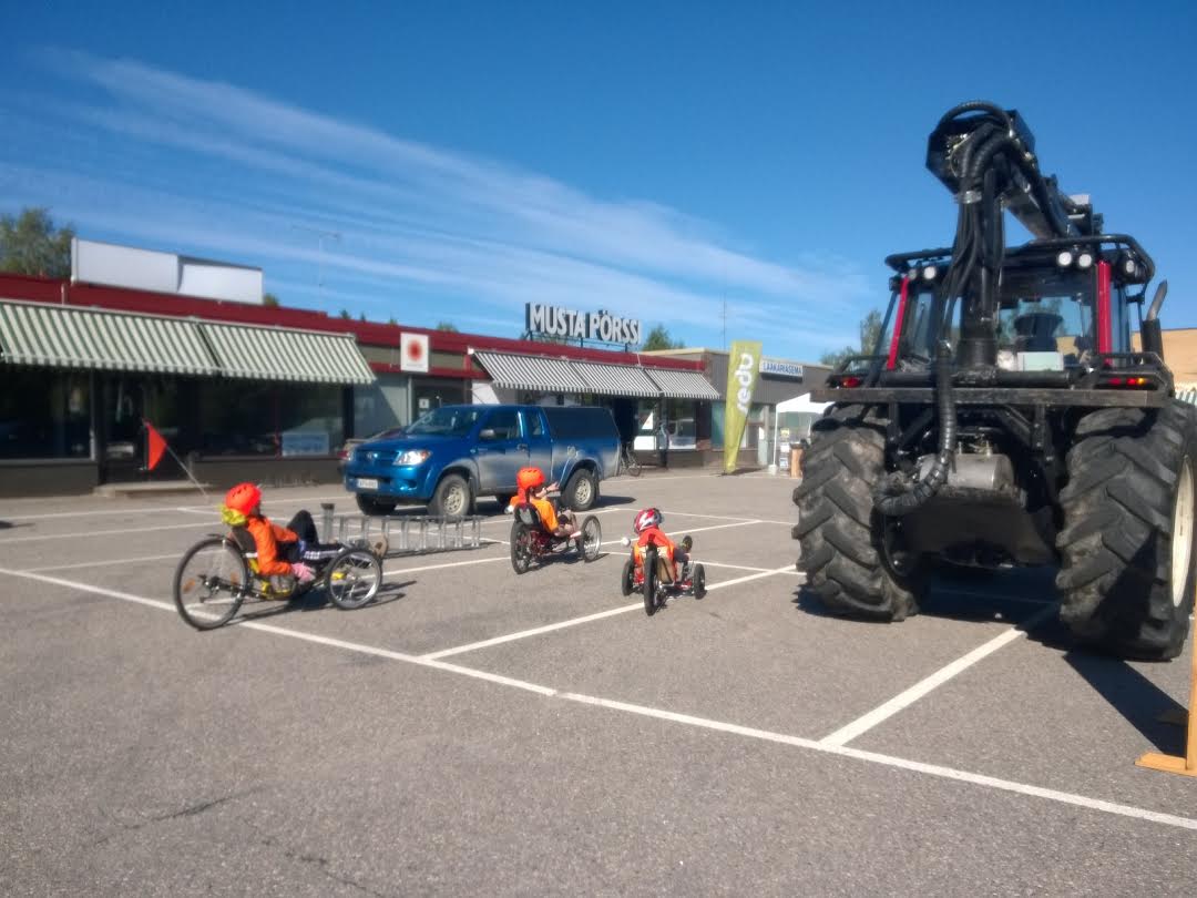 Metsäkonekalustoa (ja nojapyöriä) näytillä Ähtärin Riikunmarkkinoilla 2014