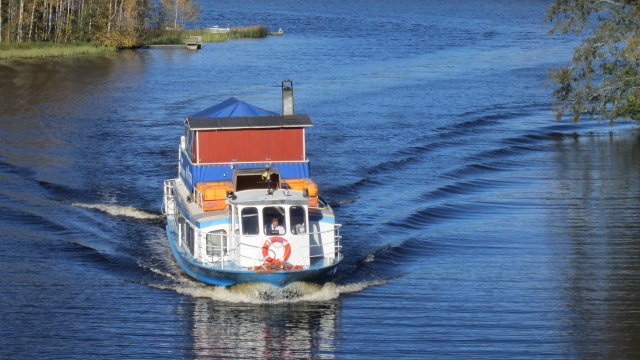 Risteilylaiva sattui kohdalle. Sauna katolla.