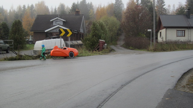 Sorvankylän kuuluisa hillitön kurvi. Ei  vaadi pitkää pysähdystä, kun joku tulee juttelemaan.