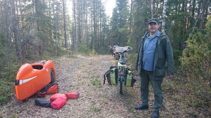 Kaksi erilaista tapaa retkeillä pyörällä. Vaudikkaammin velomobiililla tai rennommin rahtipyörällä Puusilmän tapaan.