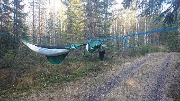 Alpine Hammock riippumajoitteet viritelty nukkumakuntoon. Ripustettu uutuus järjestelmin, ei tarvii puita ihan lähelle.