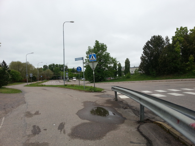 Silta takana, käännyn oikealle kaiteen jälkeen.