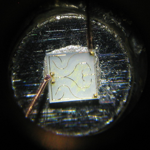 mikroskoopin läpi tarkasteltuna kaunis tuo led siru