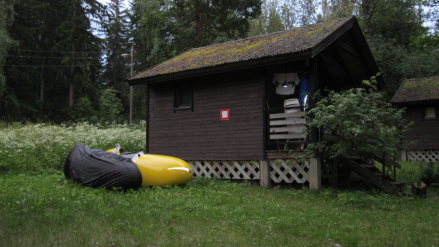 Mökki Hämeenlinnassa. Erittäin niukasti varusteltu.