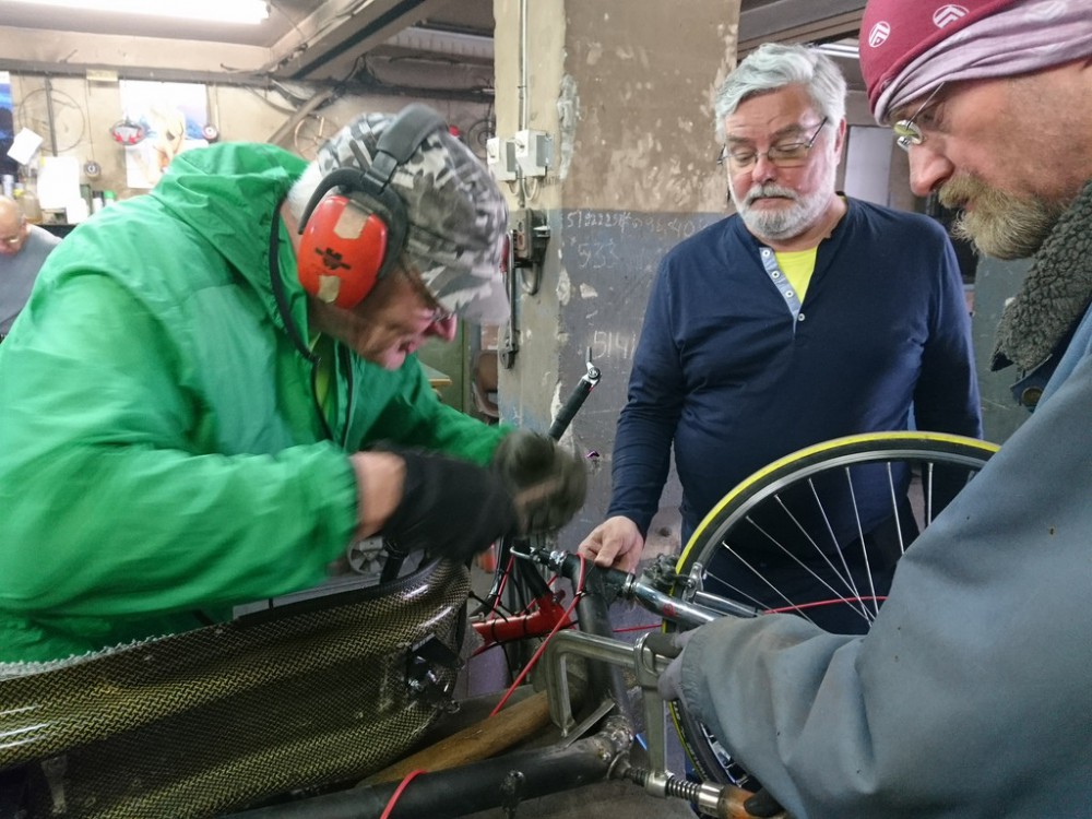 takuumiehet.JPG (221.89 KiB) Katsottu 5429 kertaa Takuumiehet työn äärellä.