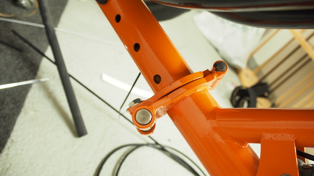 Taittomekanismi. Tässä vielä kiristämättä, kiristettynä mitään rakoja ei näy ja vaikuttaa hyvin jämäkältä. Tämäkin tarvitsee jonkun pikakiristyssysteemin säännölliseen käyttöön, nyt tarvitsee jakoavaimen kiristämiseen. Folding mechanism. When properly tightened fits without gaps and seems sturdy. This would also need some kind of quick release to be really useful in everyday use.