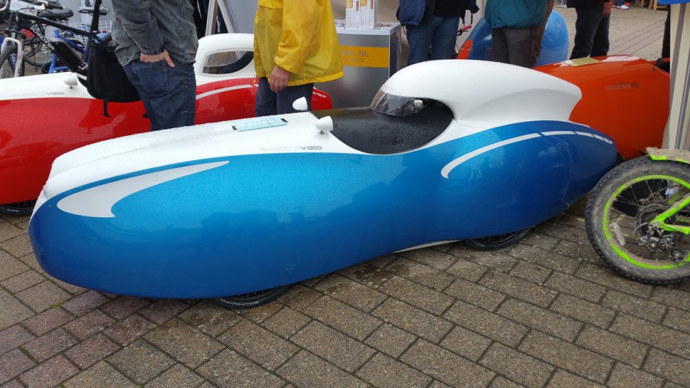 QW_SINI_VALK.jpg (211.81 KiB) Katsottu 7789 kertaa Valko sininen tai punainen olisi myös varma valinta. Tässä metallinhohtoväri lisä hintaa liikaa.