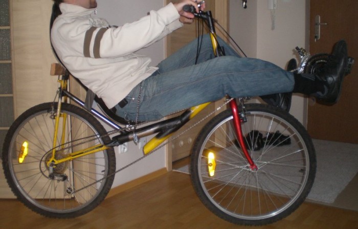 valmis.JPG (86.48 KiB) Katsottu 3298 kertaa Tällanen peli. Laskin penkkiä 2cm ja nyt osuu ketju penkin pohjaan. Selkänoja tukeutuu puupalikkaan ja on kiinni teipillä.