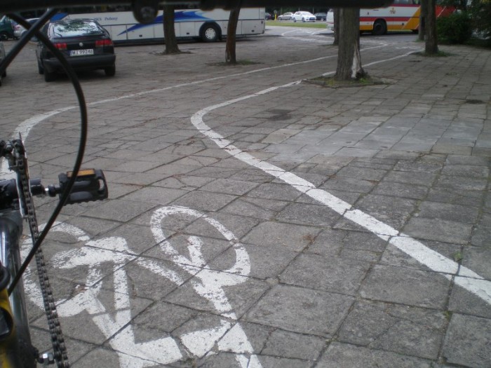 slalom.JPG (144.05 KiB) Katsottu 3298 kertaa Näitä idän ihanuuksia. Täältä löytyy myös niitä ekan postini puuttuvaa mukulakiveä vastaavia koloja. Laatoitus näyttää kuvassa todellisuutta tasaisemmalta. Lisäksi lähes jokaisessa ylityskohdassa on molemmissa reunoissa muutamien senttien korkuinen reunakivi.