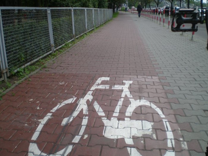 premium.JPG (123.51 KiB) Katsottu 3298 kertaa Premium luokan uudempi ja leveämpi väylä. Nuo tiilet näyttää kuvassa olevan kovin nätisti, mutta oikeasti ne ei ole. Lisäksi koko reitti "aaltoilee" eli on jatkuvasti möykkyjä painaumia jne.