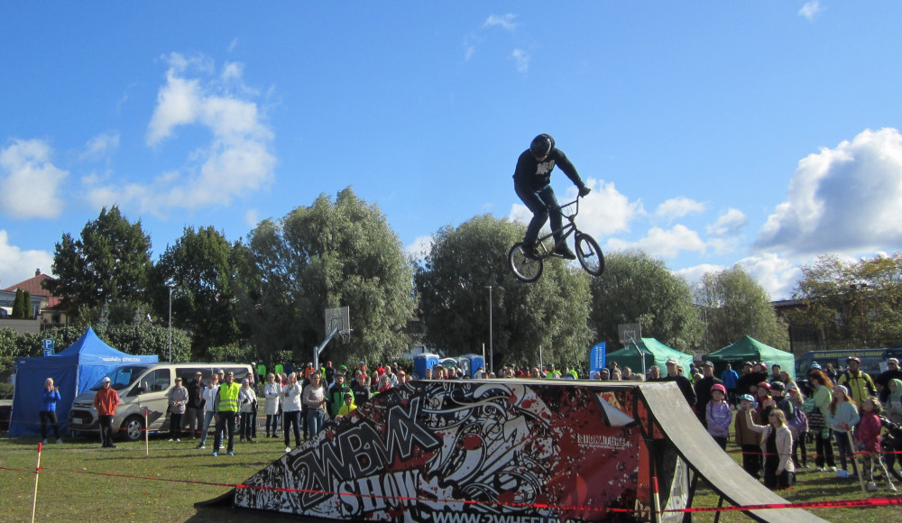 BMX Suomenmestarin ajonäytös. Ajosuunta on vasemmalle.