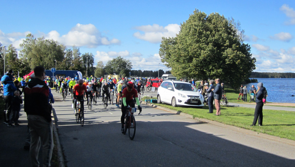 103 km lähtö, jossa 103 osallistujaa.