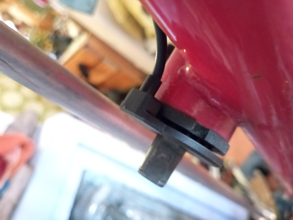 IMG_20220113_111609.jpg (1.15 MiB) Katsottu 2161 kertaa anturi kampiakselilla