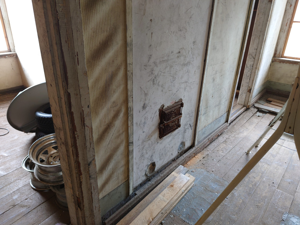 IMG_20220726_115440.jpg (1.57 MiB) Katsottu 19546 kertaa Kahden koulun majoitushuoneen yhteinen lämmitysuuni käytävällä