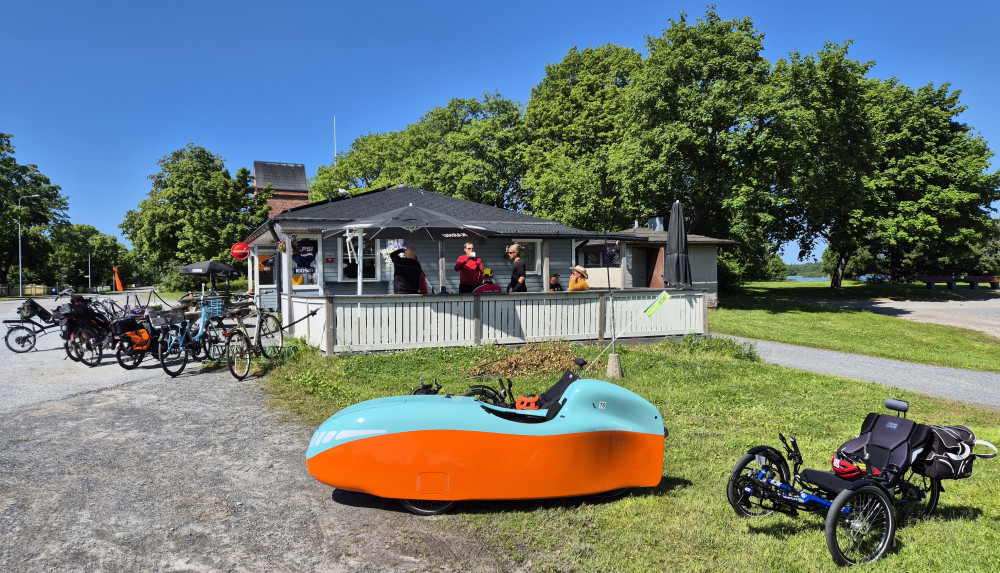 Perillä Reposaaressa ruokailua.
