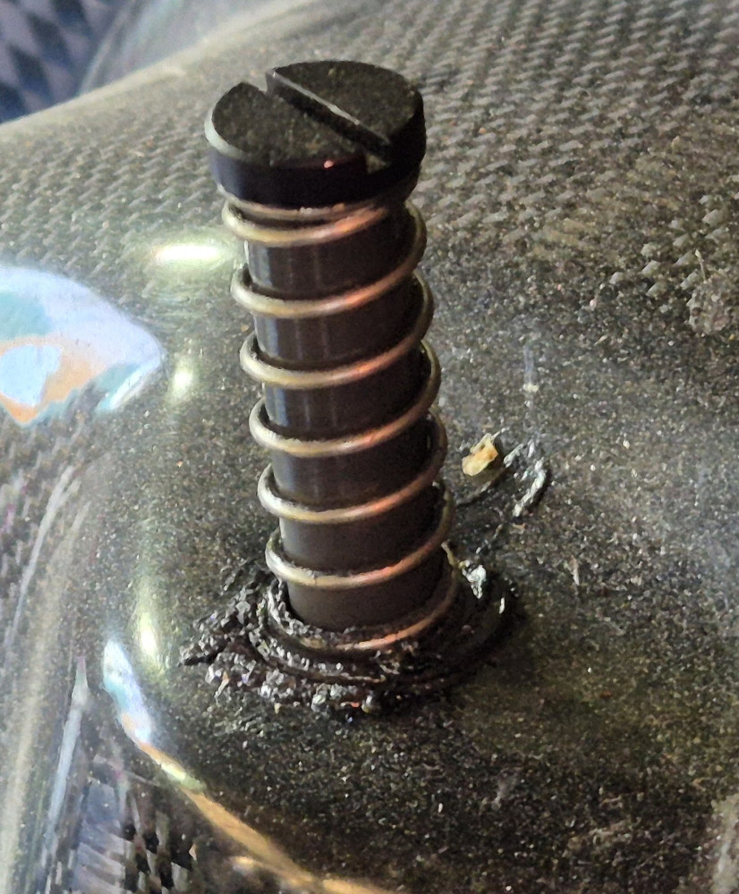 Jousituksen yläpään läpivienti lokarin läpi.