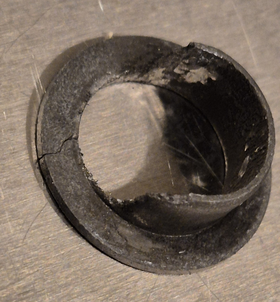 Jousituksen metallinen läpivientiholkki murtui.