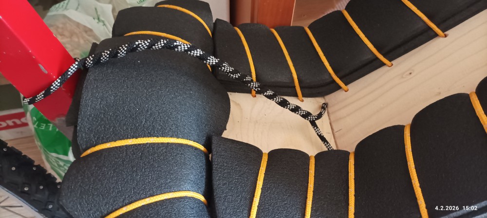 IMG_20260204_150259.jpg (570.17 KiB) Katsottu 40 kertaa kanniskelu onnistuu myös naru jää sopivasti jalkoje välii