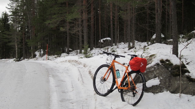 Siperiassa on liukasta hiekkatietä.